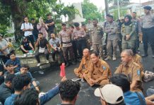 Massa Aksi Beri Iqbal Dinda Kartu Merah Saat Aksi Hardiknas. Massa Aksi: “Pengecut!”