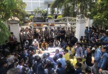 Aliansi Mahasiswa dan Masyarakat NTB Menggugat Gelar Aksi Demo Di Gedung DPRD NTB